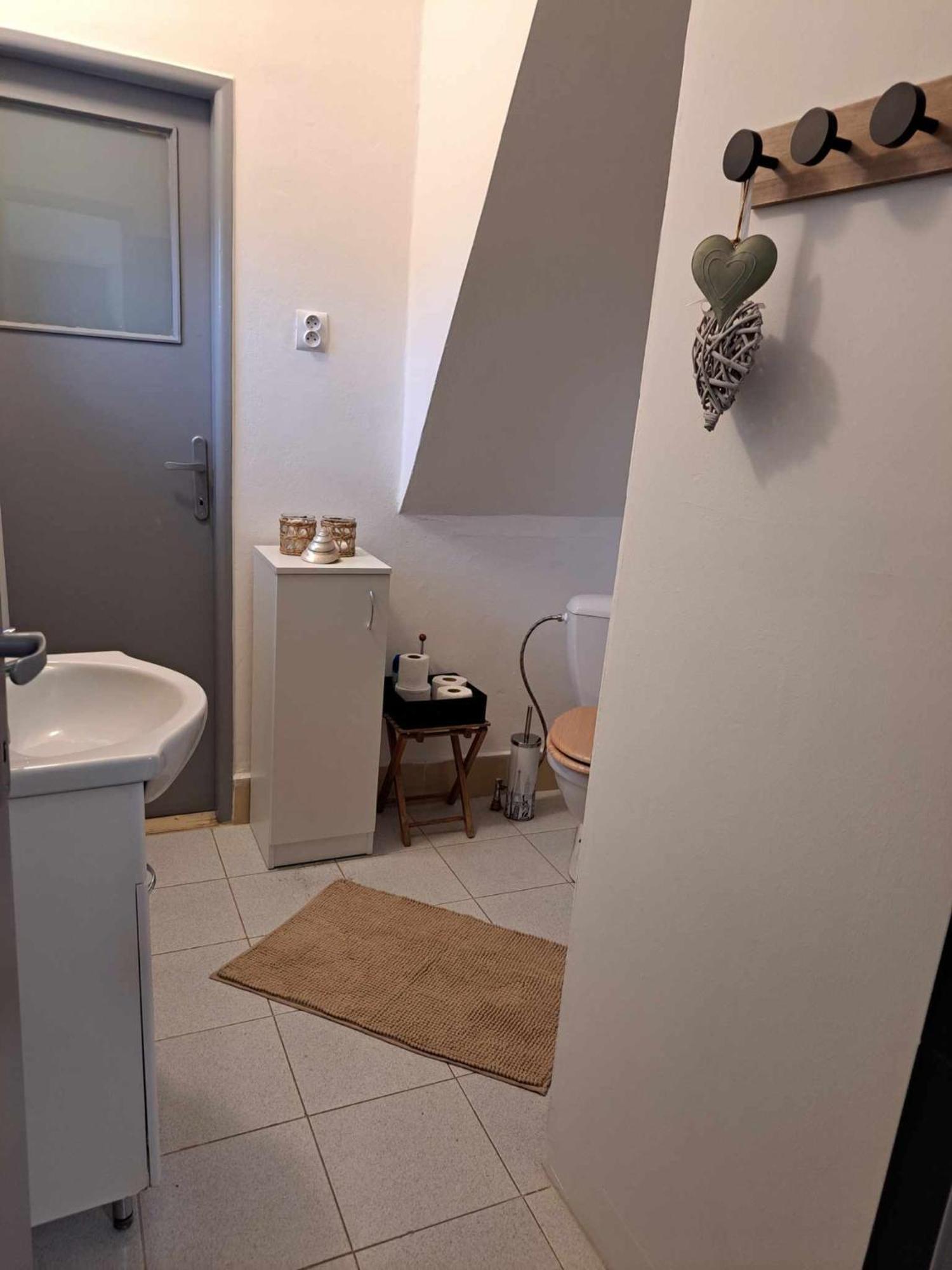 Appartement Cozy Town Center Retreat à Komárno Extérieur photo